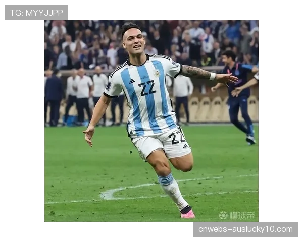 劳塔罗伤退瞬间:阿根廷前锋无对抗倒地掩面,国米锋线遭遇重创 劳塔罗伤退瞬间:阿根廷前锋无对抗倒地掩面,国米锋线遭遇重创