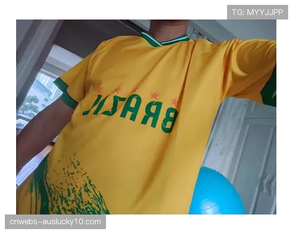 特写镜头:麦迪逊任意球破门后,指向看台去世球迷纪念T恤 特写镜头:麦迪逊任意球破门后,指向看台去世球迷纪念T恤