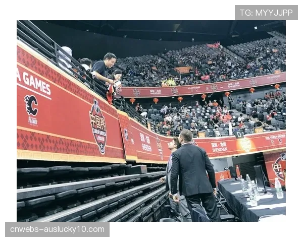 “都灵德比因球迷向场内投掷烟火一度中断,比赛恢复后场面激烈” “都灵德比因球迷向场内投掷烟火一度中断,比赛恢复后场面激烈”